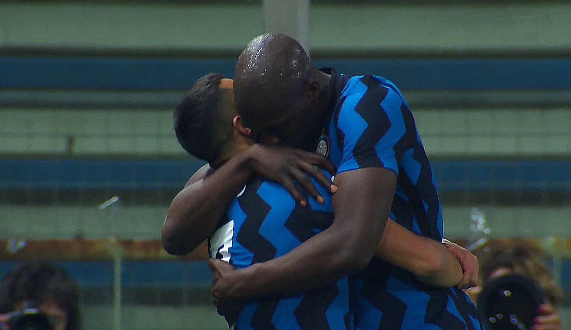 Lautaro Martinez abbraccia Lukaku